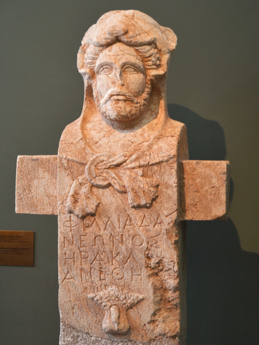 Herme van Herakles, gewijd door Filiadas, zoon van Neon, vroege derde eeuw. Vermoedelijk was deze Filiadas een zoon van de kortstondig verbannen pro-Macedonische leider uit de vierde eeuw - vgl. Kennell 2021, 512v. - foto: Jaap-Jan Flinterman, augustus 2022