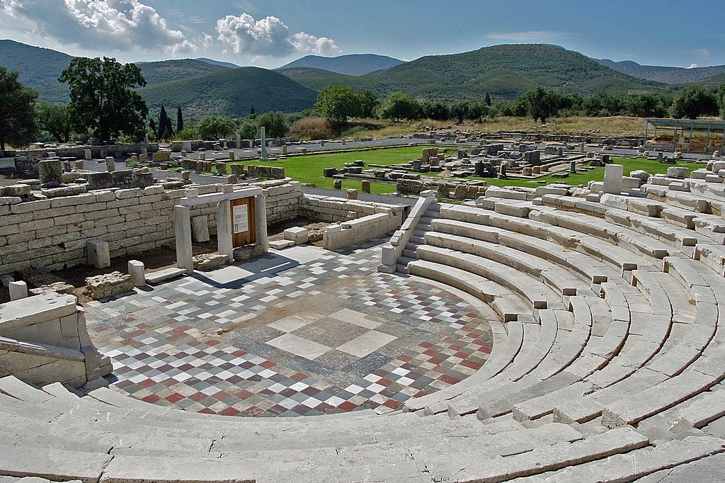 Een odeion (Messene) - In dergelijke gehoorzalen traden sofisten op. - foto: Herber Ortner, <http://commons.wikimedia.org/wiki/File:Messene_02.jpg> (CC BY-SA 3.0)