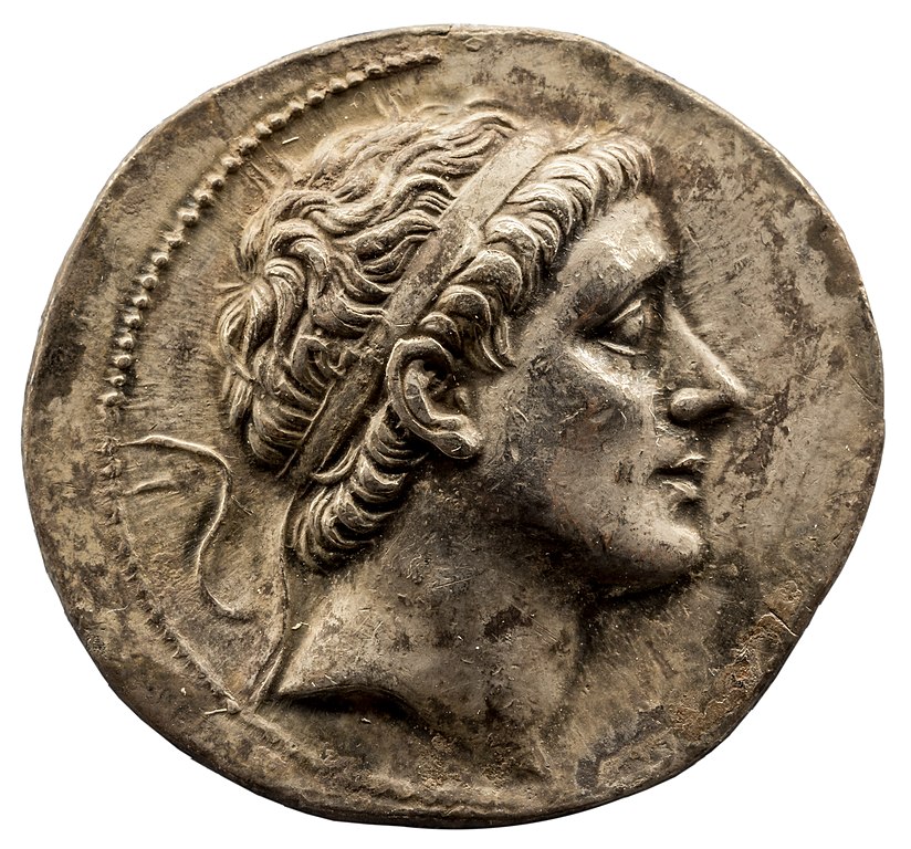Antiochus II - foto, ArchaiOptrix (CC-BY-SA 4.0), commons.wikimedia.org/wiki/File:Syria_-_king_Antiochos_II_-_261-246_BC_-_silver_tetradrachm_-_head_of_Antiochos_II_-_Apollon_-_M%C3%BCnchen_SMS_01.jpg Antiochus II - foto, ArchaiOptrix (CC-BY-SA 4.0), commons.wikimedia.org/wiki/File:Syria_-_king_Antiochos_II_-_261-246_BC_-_silver_tetradrachm_-_head_of_Antiochos_II_-_Apollon_-_M%C3%BCnchen_SMS_01.jpg