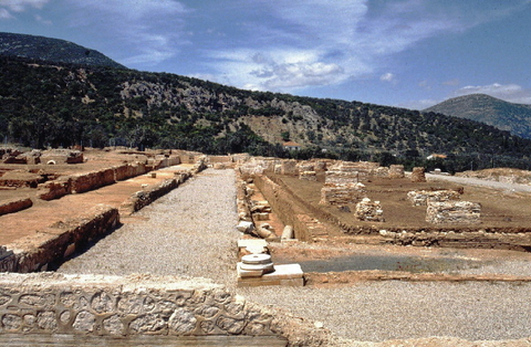 Villa of Herodes Atticus, the enclosed garden from the east - foto: Dr. Heinz Schmitz <http://www.outis.info/archaia_f/1411/eva.html>