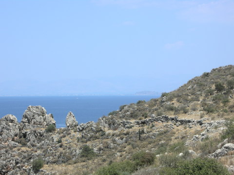 Nis� Paral�ou �strous, the 'wall by the sea' - Photo: Jaap-Jan Flinterman, summer 2010
