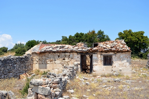 ... the well-preserved remains of an ancient building ... - Photo: Jaap-Jan Flinterman, summmer 2011