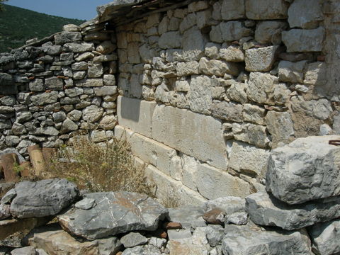 Anem�mylos, western half of the south wall of the temple - Photo: Jaap-Jan Flinterman, summer 2011