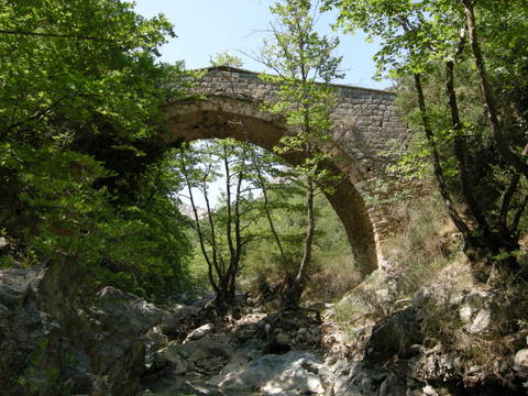 Traditional bridge near Pl�tanos - Photo: Jaap-Jan Flinterman, summer 2013