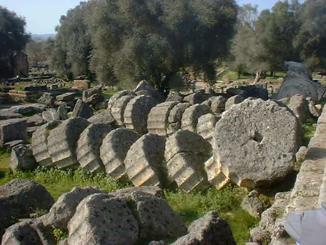 De Zeustempel in Olympia - bron foto: http://www.lsg.musin.de/geschichte/material/rundgaenge/athen/zeustempel.htm